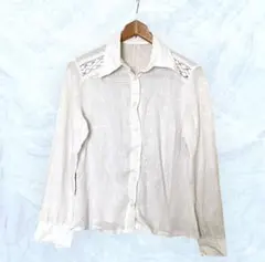 レースディテール付きホワイトリネン長袖シャツ