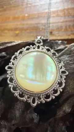 夜光貝 ペンダント チャーム 約３cm ①