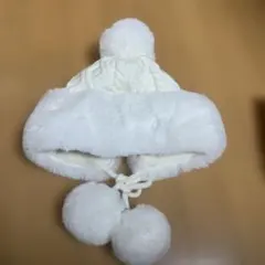 ホワイトケーブル編みニット帽 ポンポン付き