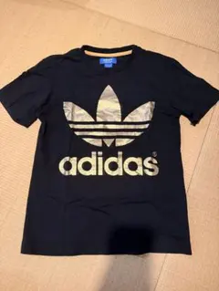 adidas ゴールドロゴ Tシャツ 黒のサムネイル