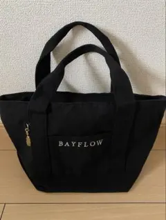 BAYFLOWブラックキャンパスチャーム付きロゴポケットトートバックのサムネイル