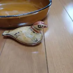 陶器製 鳥の置物 ベージュと赤の装飾