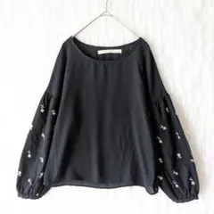 レイカズン ブラウス 袖刺繍 花柄 ブラック ドロップショルダー 大人可愛い M