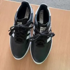 adidas ブラック ホワイト スニーカー