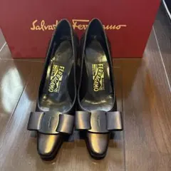 Salvatore Ferragamo ヴァラパンプス 4B21.5から22ccのサムネイル