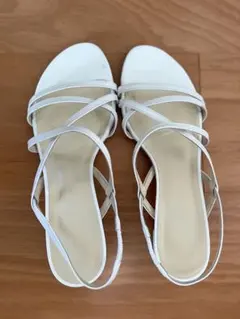 ホワイト ストラップサンダル 低ヒール