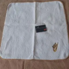 NIKE タオルハンカチ ホワイト ゴールド刺繍のサムネイル