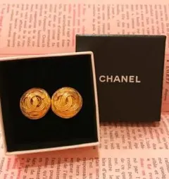 CHANEL gold earring