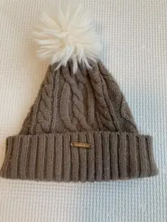 ベージュ ケーブル編み ニット帽 ポンポン付き