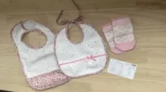赤ちゃんの城　スタイ2枚＋靴下セット