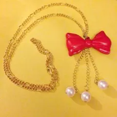 赤いリボンのネックレス