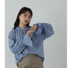 エヌナチュラルビューティーベーシック★フリルスタンドカラーブラウス