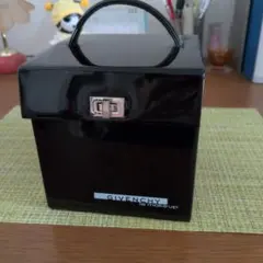 GIVENCHY ☆エナメルバニティケース ブラックのサムネイル