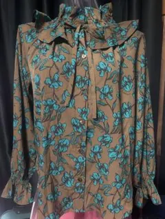 新品　Sサイズ　フラワープリントラッフル襟ブラウス　大きめなサイズ