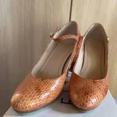 オレンジ ヘビ柄 アンクルストラップ パンプス