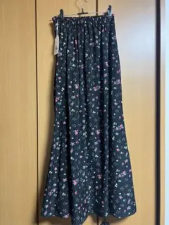 黒地花柄ロングスカート 新品未使用札付きSALE
