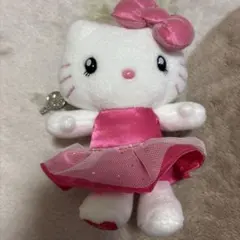 ハローキティ　ぬいぐるみキーホルダー　ピンクドレス　USJ来場者限定　マスコット