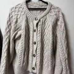 ベージュ ケーブルニット カーディガン
