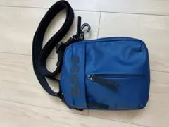 ヒューゴボス ショルダーバッグ フロントロゴ ブルー