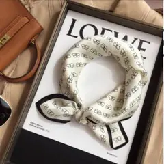 スカーフ ストール 大判 シルクタッチ バックチャーム 首元 おしゃれ 飾り