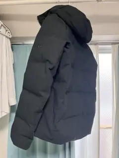 フード付きブラックダウンジャケット