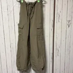 カーゴパンツ カーキ色 ドローストリング付きのサムネイル