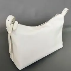 ホワイト シボレザー調 ショルダーバッグ 白 斜め掛け 大容量