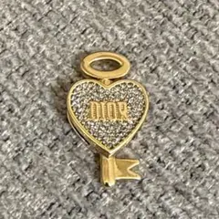 MY ABC DIORレディディオールのチャームバッジパーツ ハート　鍵　キー