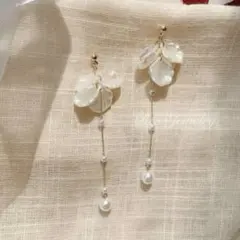 花びら貝殻パールロングイヤリング/ピアスウェディングブライダル結婚式お呼ばれ白k