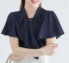 【新品】トッコクローゼット ゴールドバー付きラッフルボウタイブラウスのサムネイル