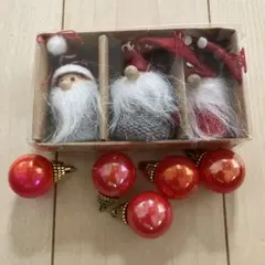 サンタ飾りと赤いオーナメントセット