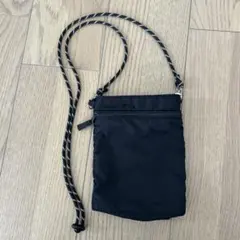 UNIQLO ブラック キルティング サコッシュ