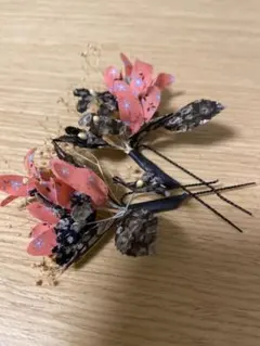 ピンクと黒の花のヘアピン