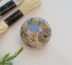 ハンドメイド　猫の刺繍ブローチ　くるみボタン刺繍　ミモザ　ねこ　ネコ　春　花刺繍