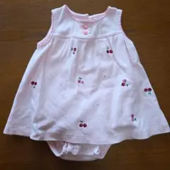 チェリーの刺繍が入ったピンク色の ノースリーブワンピースです