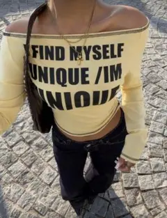 オフショルダー イエロートップス ユニークメッセージ