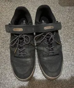 adidas forum low ブラック スニーカー ストラップ付き