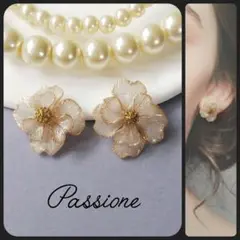 【一点物】花芯付立体パール調ホワイトオーロラフラワー ピアス/イヤリング