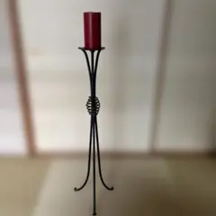 黒いキャンドルスタンドと赤いキャンドル