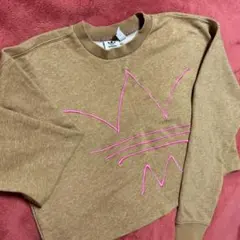 adidas ベージュ クロップドスウェット ピンク刺繍