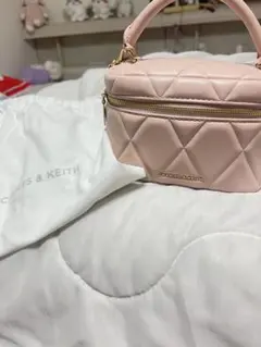 CHARLES & KEITH キルティング バニティバッグ ピンクのサムネイル