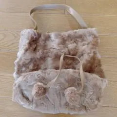 ファー素材のベージュ巾着バッグ