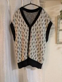 ローリーズファーム幾何学模様ニットベスト Vネック　LOWRYS FARM