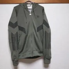 【人気】adidasアディダス フード付トラックジャケット カーキー 刺繍ロゴ