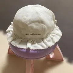 フリル付きホワイトベビー帽子 bebe