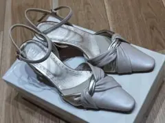 ユニティ ストラップスクエアトゥパンプスのサムネイル