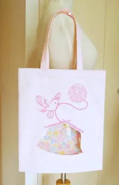 編み物用にも　透明窓付きの手刺繍トートバッグ　小鳥と毛糸玉　ピンク