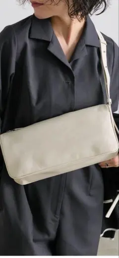 ear ショルダーバッグ ホワイト