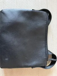 【TAKEO KIKUCHI】ロゴストラップ ショルダーバッグ（23×19cm）