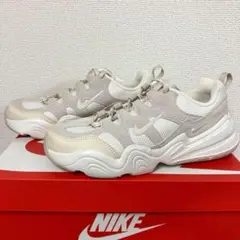 【新品】ナイキ テック ヘラ ウィメンズシューズ　24.5cm ナイキスニーカー